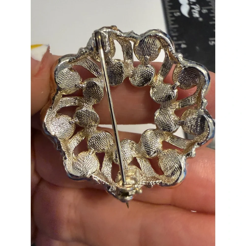 Vintage Gold Tone Wreath Brooch Textured Openwork Circle Pin 1.5 Inch